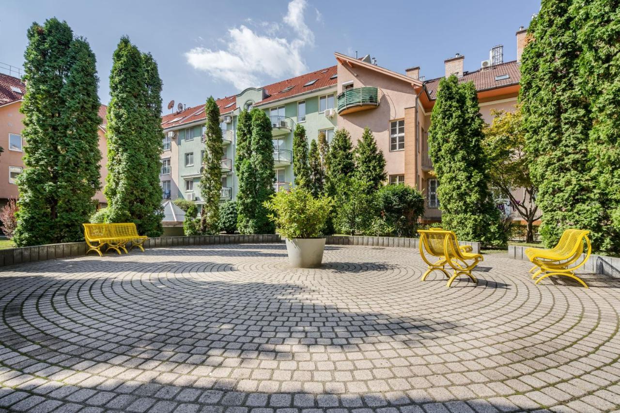 Beautiful Three Bedrooms Apartment With Free Parking Close To The Danube Coast Budapest Exterior photo